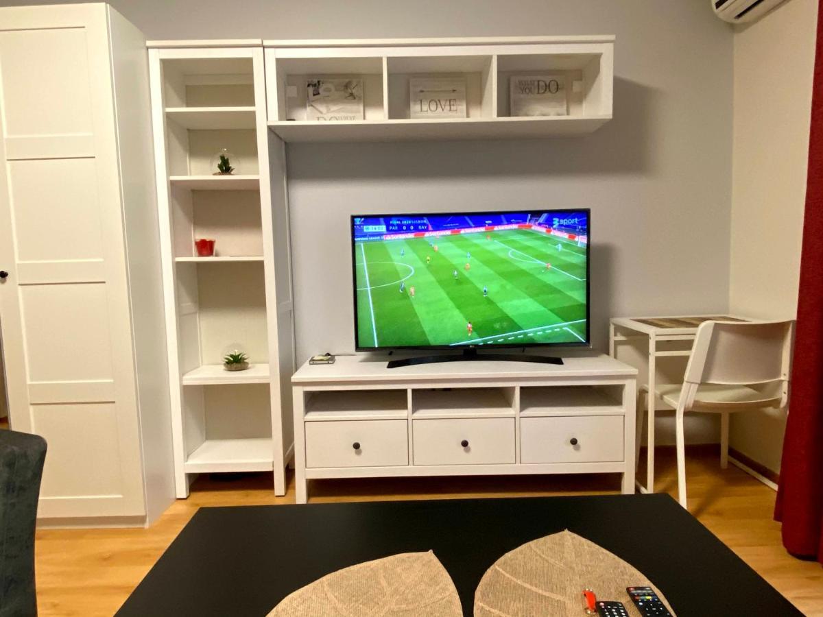 Your Home - Central Studio Apartment, Balcony, Parking & Self Check-In VNO Kültér fotó